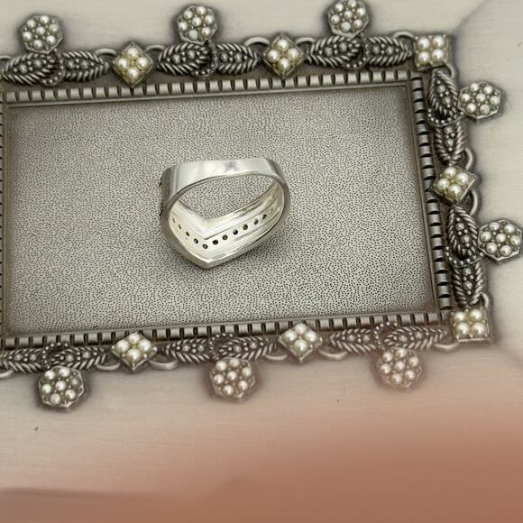 Silver and Quartz ''V'' Band Size 6. Good condition. Stamped LA - Picture 6 of 6